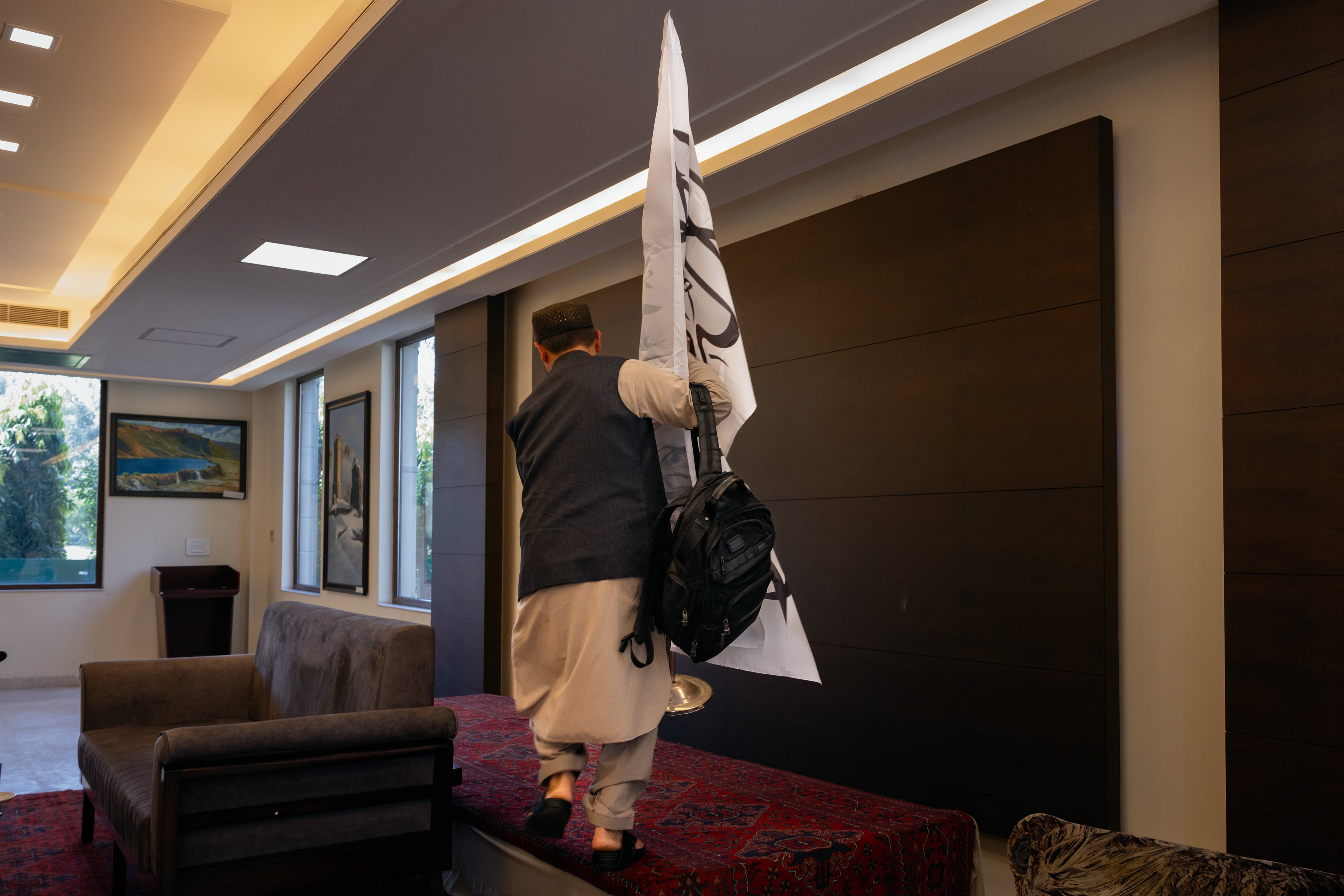 The Taliban delegation installs the Taliban's flag at a press conference in October 2025 in New Delhi, India