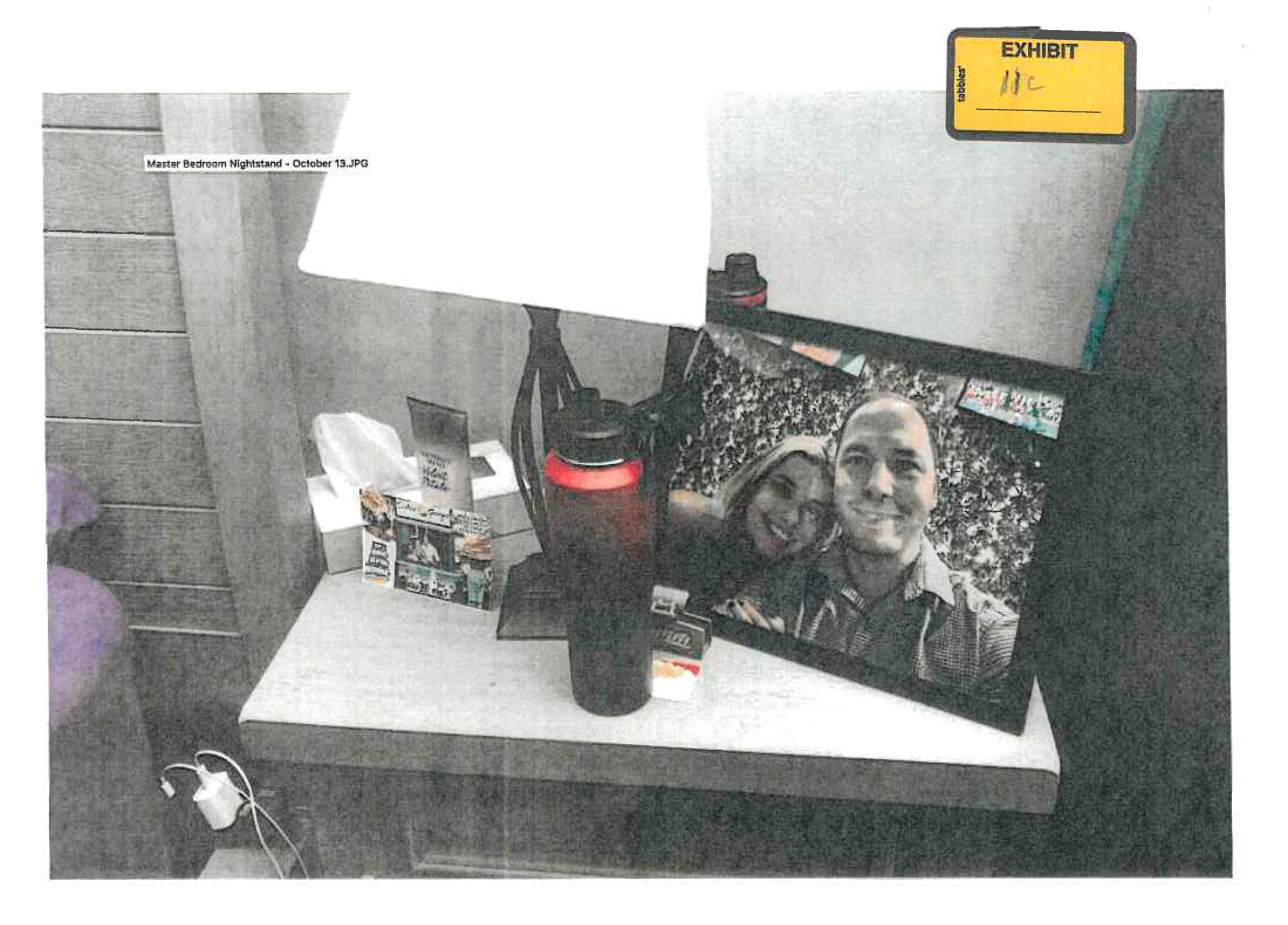 Esta foto fornecida pelo Departamento de Polícia do Condado de Fairfax e tirada em 13 de outubro de 2023, apresentada como prova no caso de assassinato contra Brendan Banfield, mostra uma foto emoldurada de Banfield e Juliana Peres Magalhas em sua mesa de cabeceira em Herndon, Virgínia.