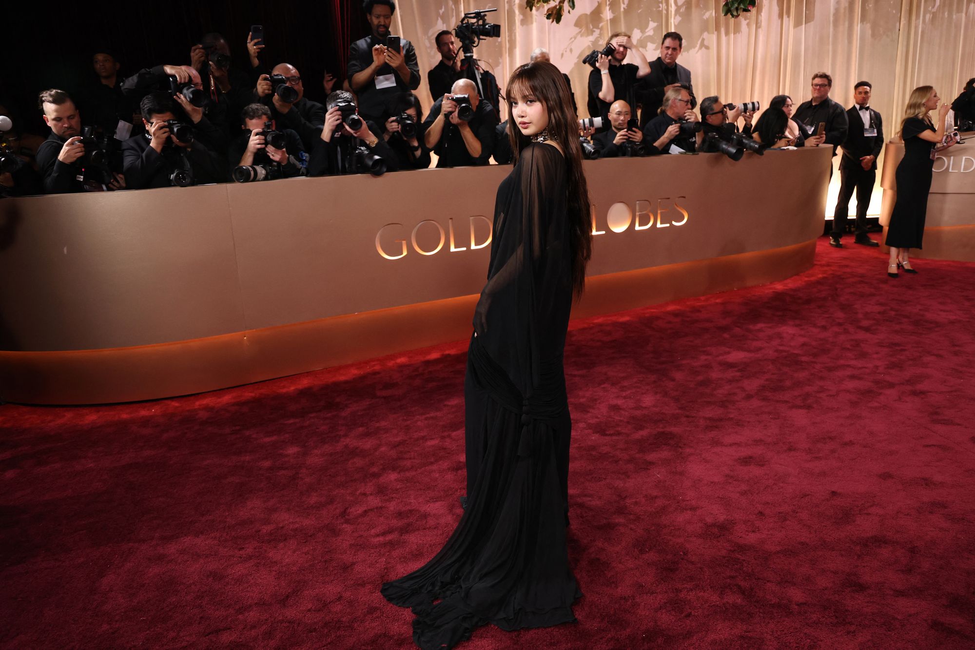 Lisa complemented the dress, featuring a long train, with a silver beaded choker necklace.