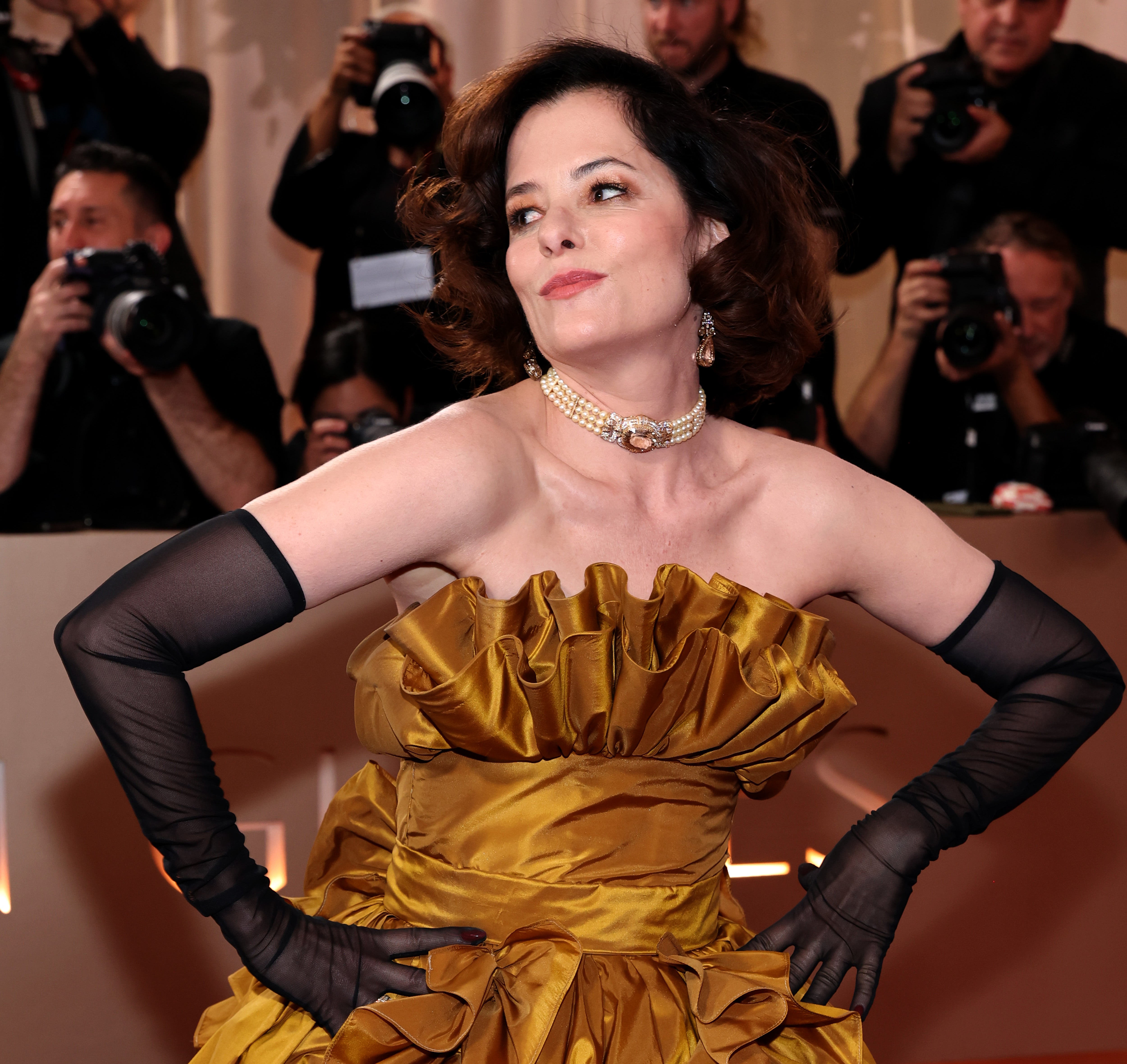 The ‘White Lotus’ actor’s dress drew comparisons to a Christmas bow and a rustic bedroom duvet