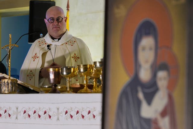 <p>Portuguese Catholic priest and deejay Guilherme Peixoto leads a Mass ahead of his concert at the Holy Spirit University of Kaslik, Lebanon, Saturday, Jan. 10, 2026, after a Lebanese court rejected a petition to ban his concert. (AP Photo/Hussein Malla)</p>