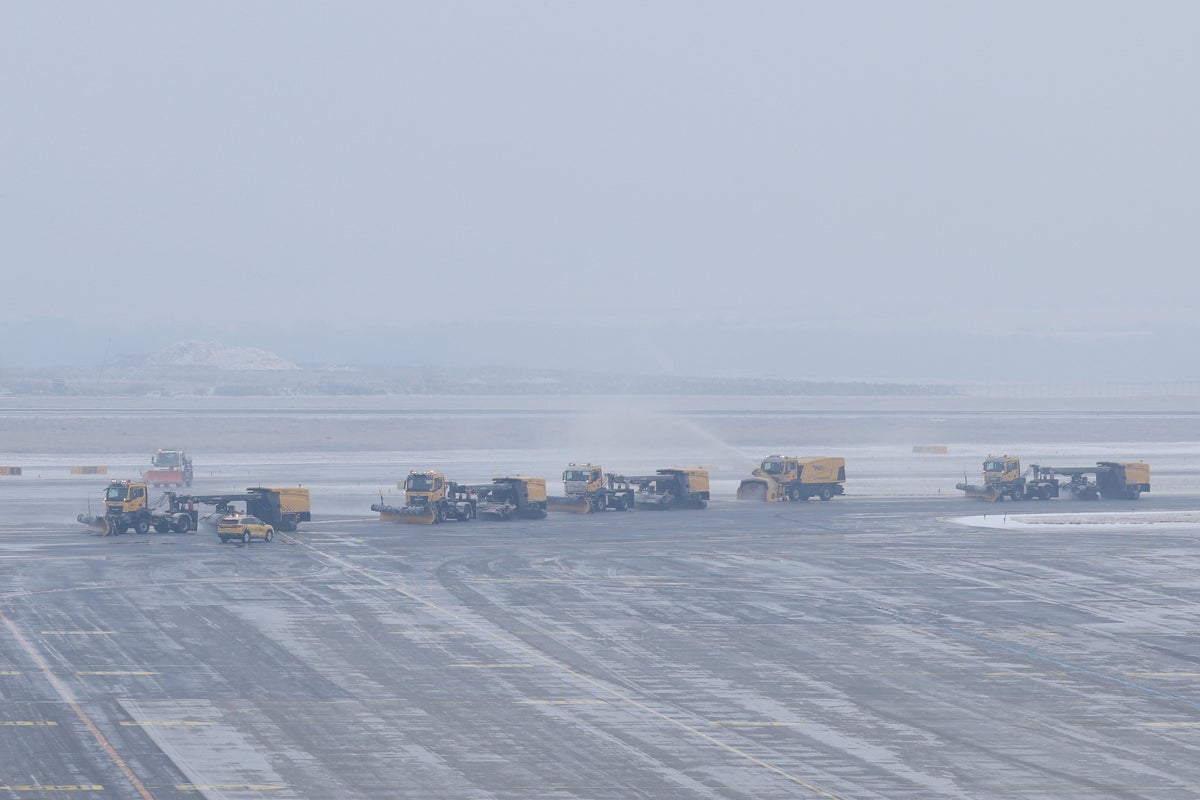 Vienna Airport temporarily closed due to ice on runway