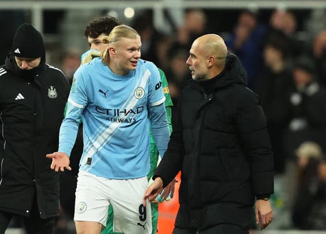 <p>Manchester City manager Pep Guardiola talks with Erling Haaland after the match</p>