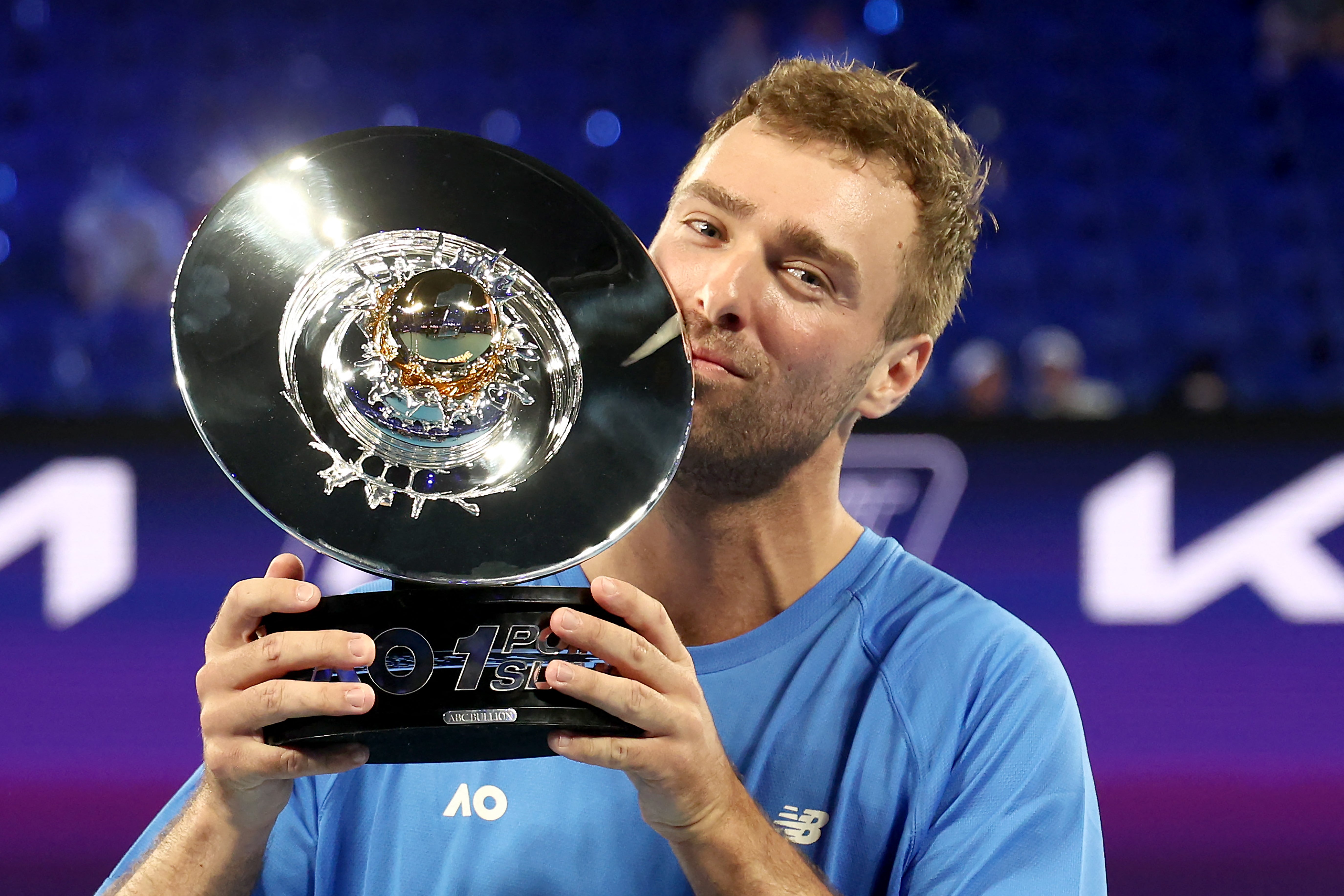 <p>Australia's Jordan Smith celebrates with the trophy after defeating Taiwan's Joanna Garland</p>