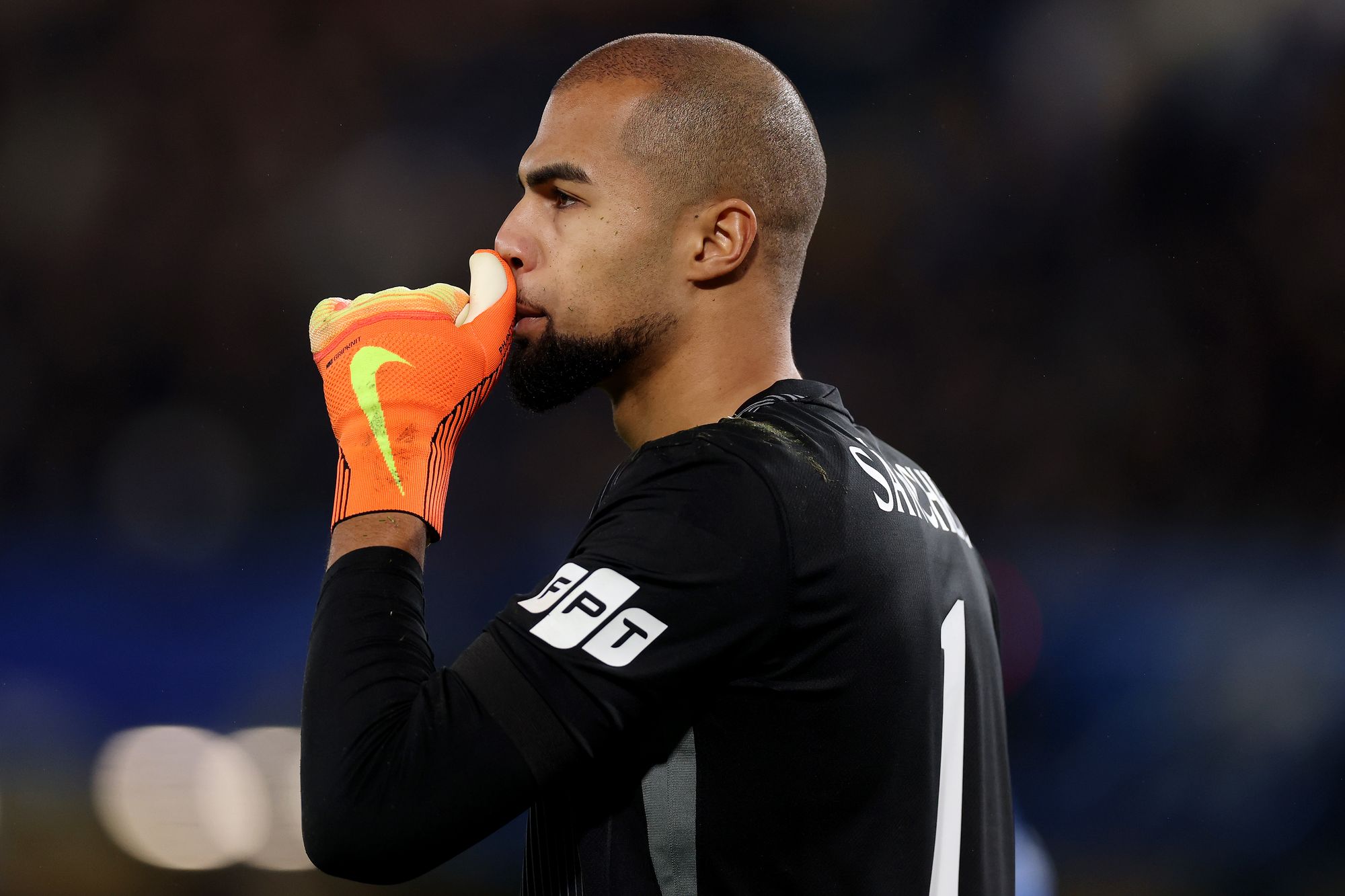 <p>Chelsea goalkeeper Robert Sanchez endured a night to forget</p>