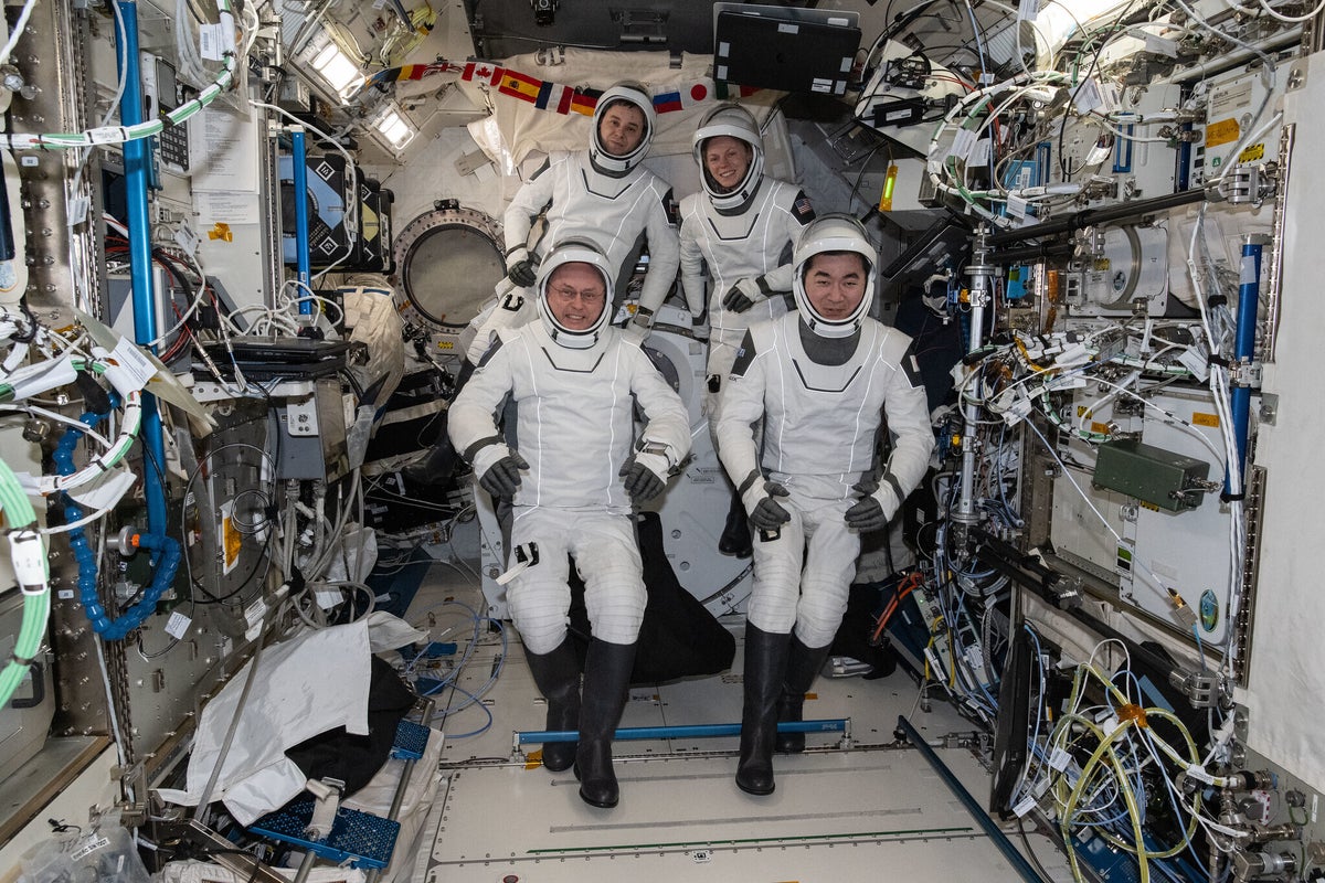 Nasa brings astronauts back to Earth early in first medical evacuation
