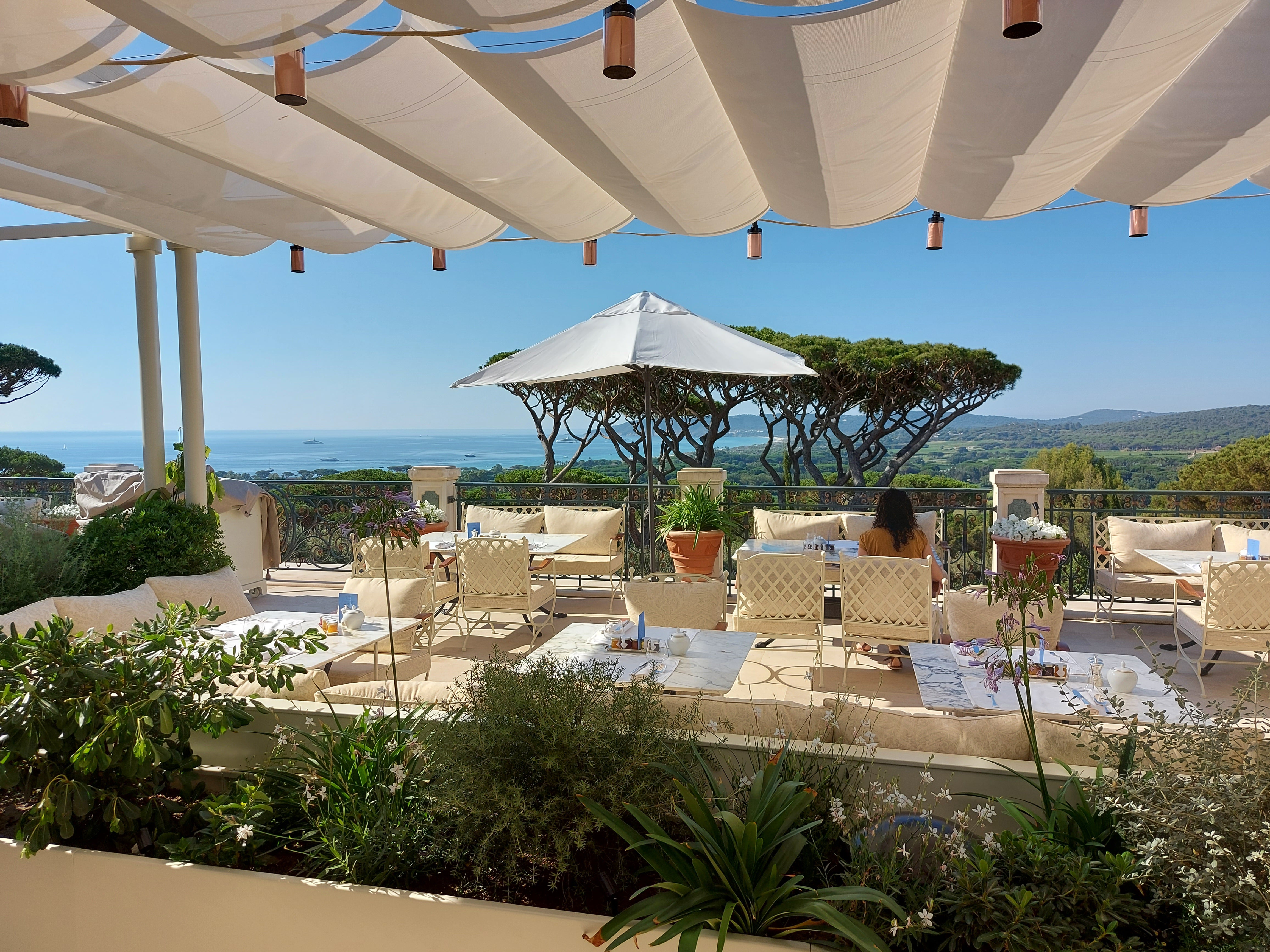 Ted predicts that a lot of viewers will be second-screening The White Lotus season 4 with Château de la Messardière’s online booking page