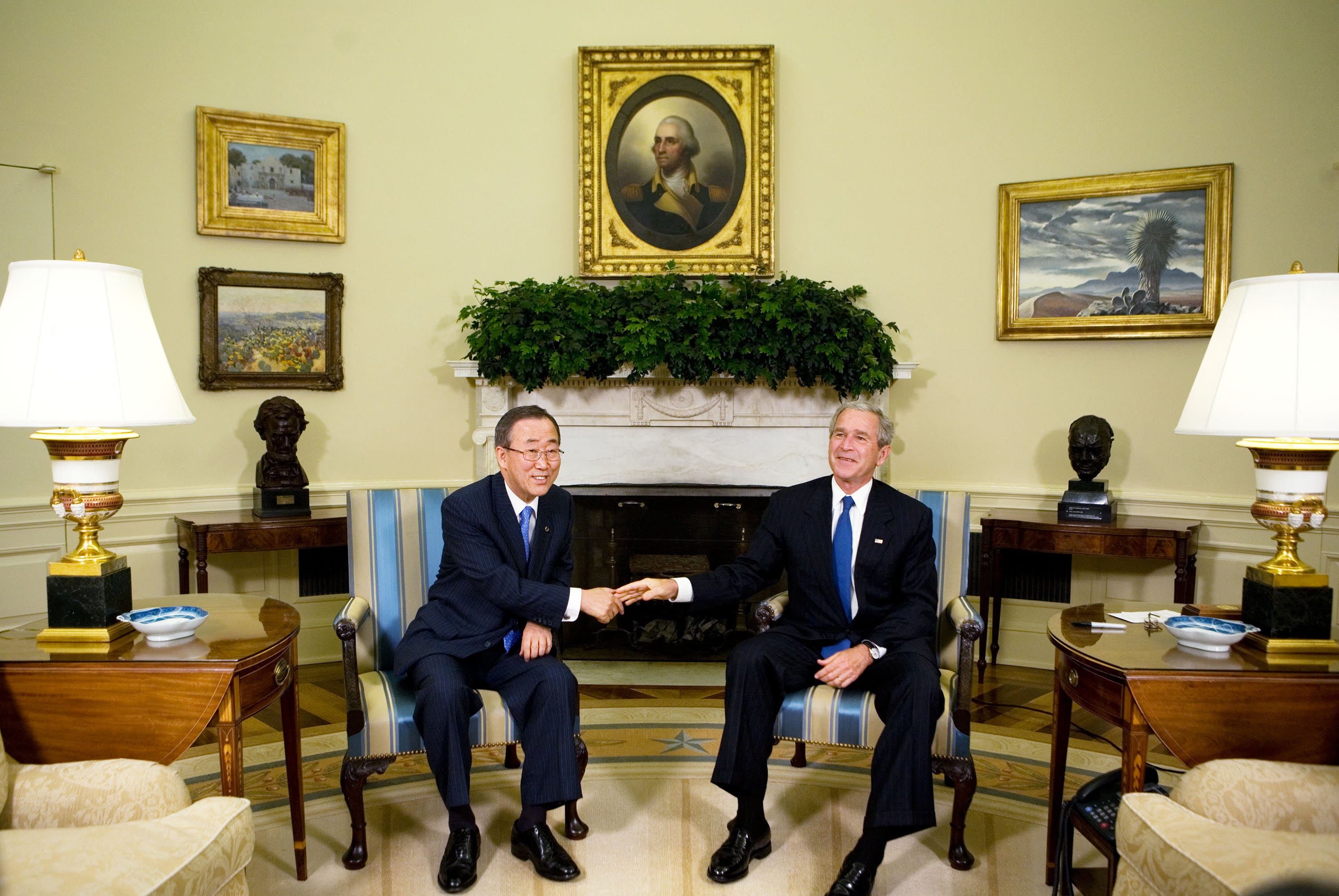 The Oval Office fireplace as it was before Trump’s gilded makeover, pictured in this 2007 photograph of George W. Bush and former U.N. Secretary-General Ban Ki-Moon