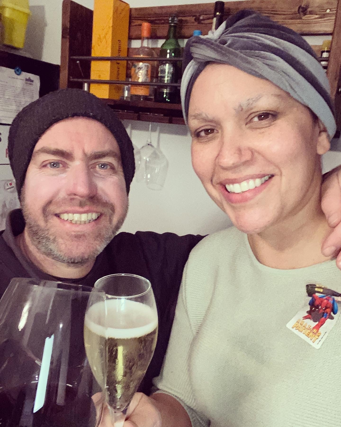 Vicki tinha um tumor medindo 10 cm por 4 cm por 6 cm.