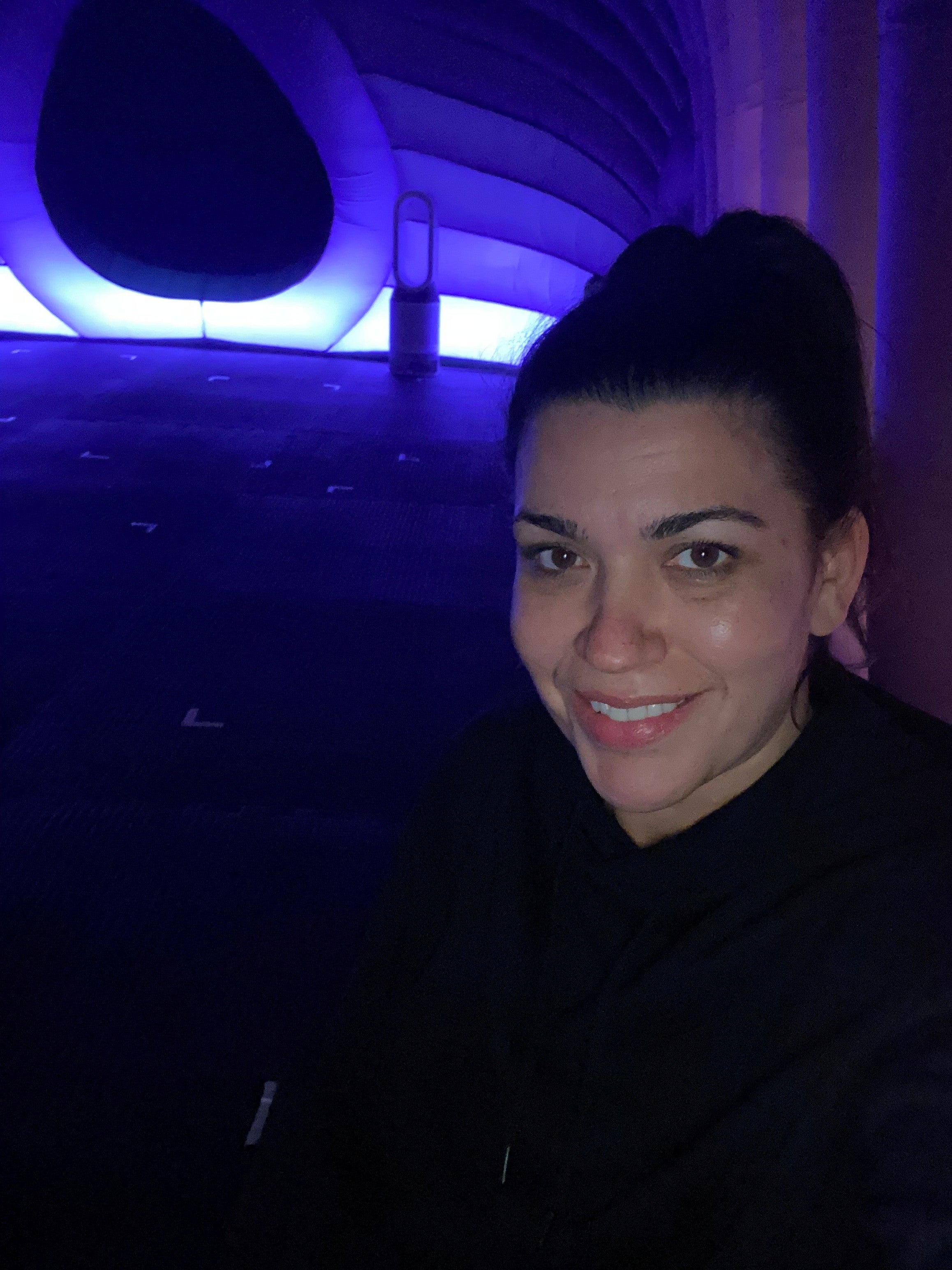 Vicki em ioga quente