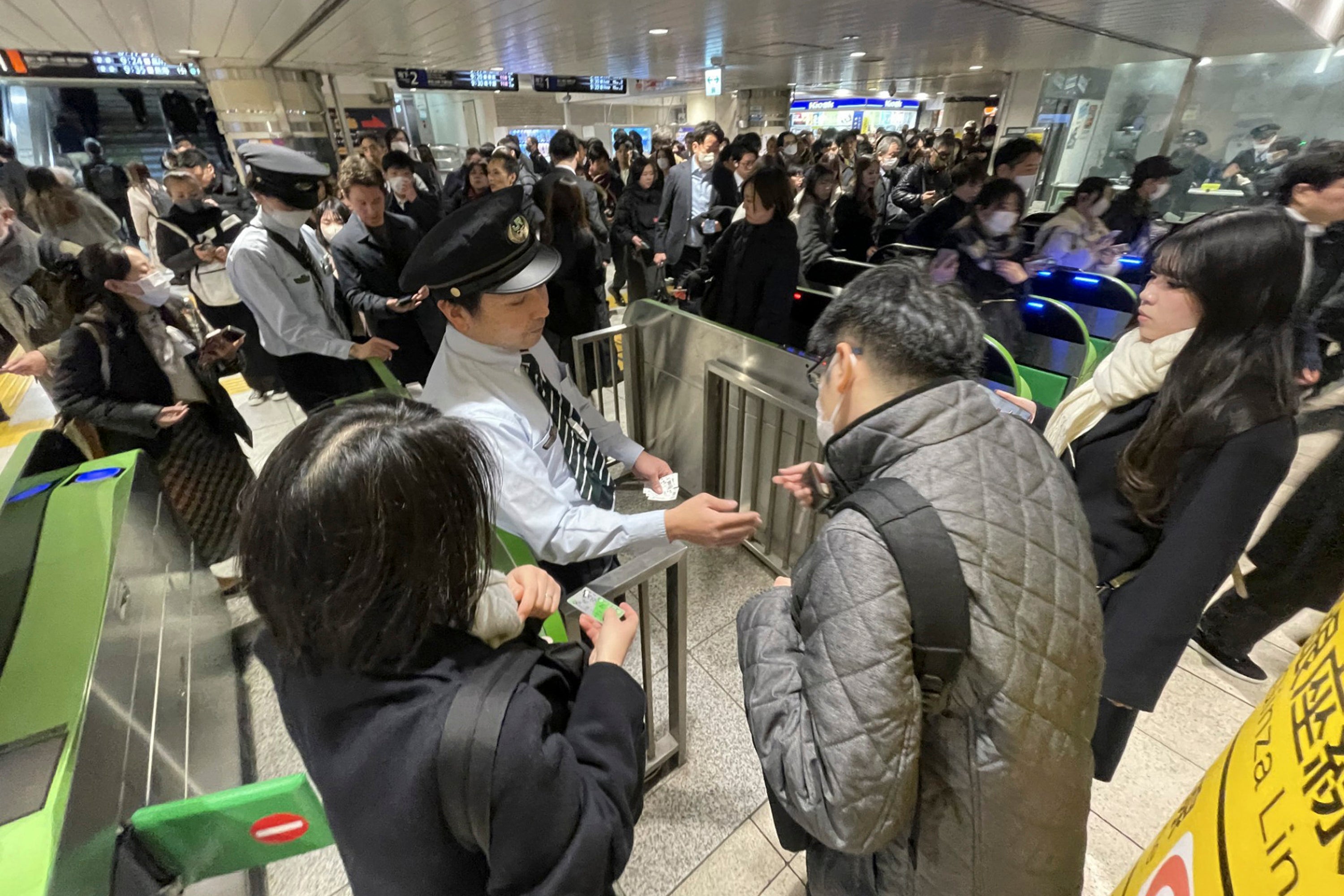 <p>Commuters crowd the Shinbashi station due to suspended operations on the Yamanote Line in Tokyo</p>
