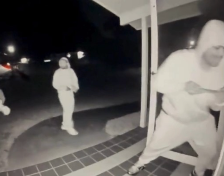 Os investigadores acreditam que Scott tomou conhecimento do roubo depois de ser notificado pela câmera da campainha, que mostrou os intrusos invadindo sua casa.