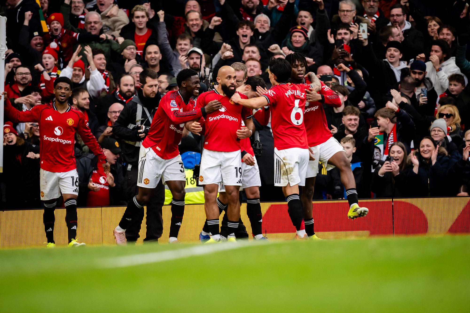 United players celebrate with Mbeumo after his goal
