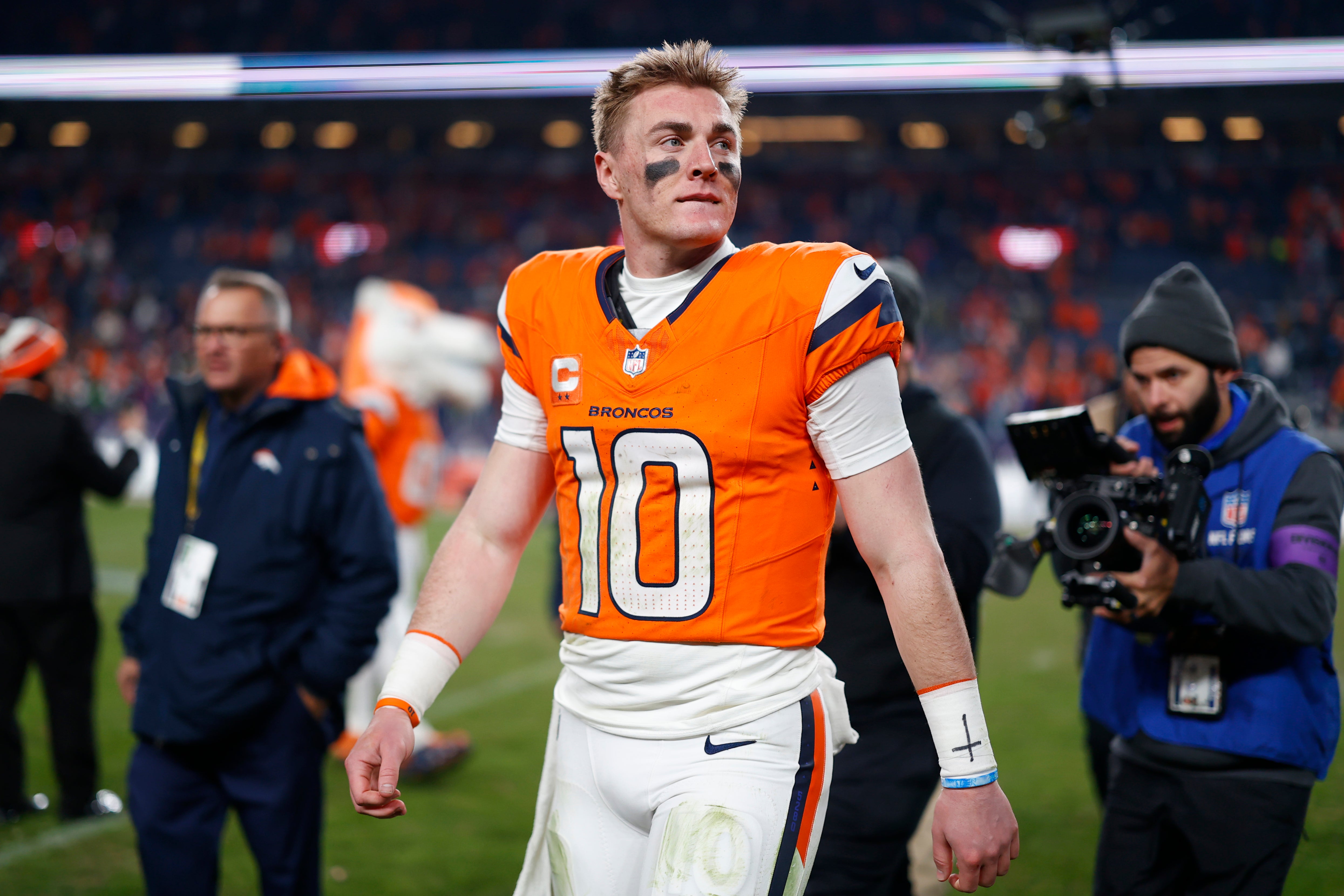 <p>Bo Nix suffered the injury on a keeper play late in overtime, losing two yards after being tackled by safety Cole Bishop</p>