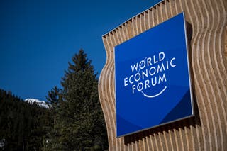 Ova fotografija prikazuje znak koji je postavio Svjetski ekonomski forum (WEF) uoči godišnjeg sastanka WEF-a u Davosu