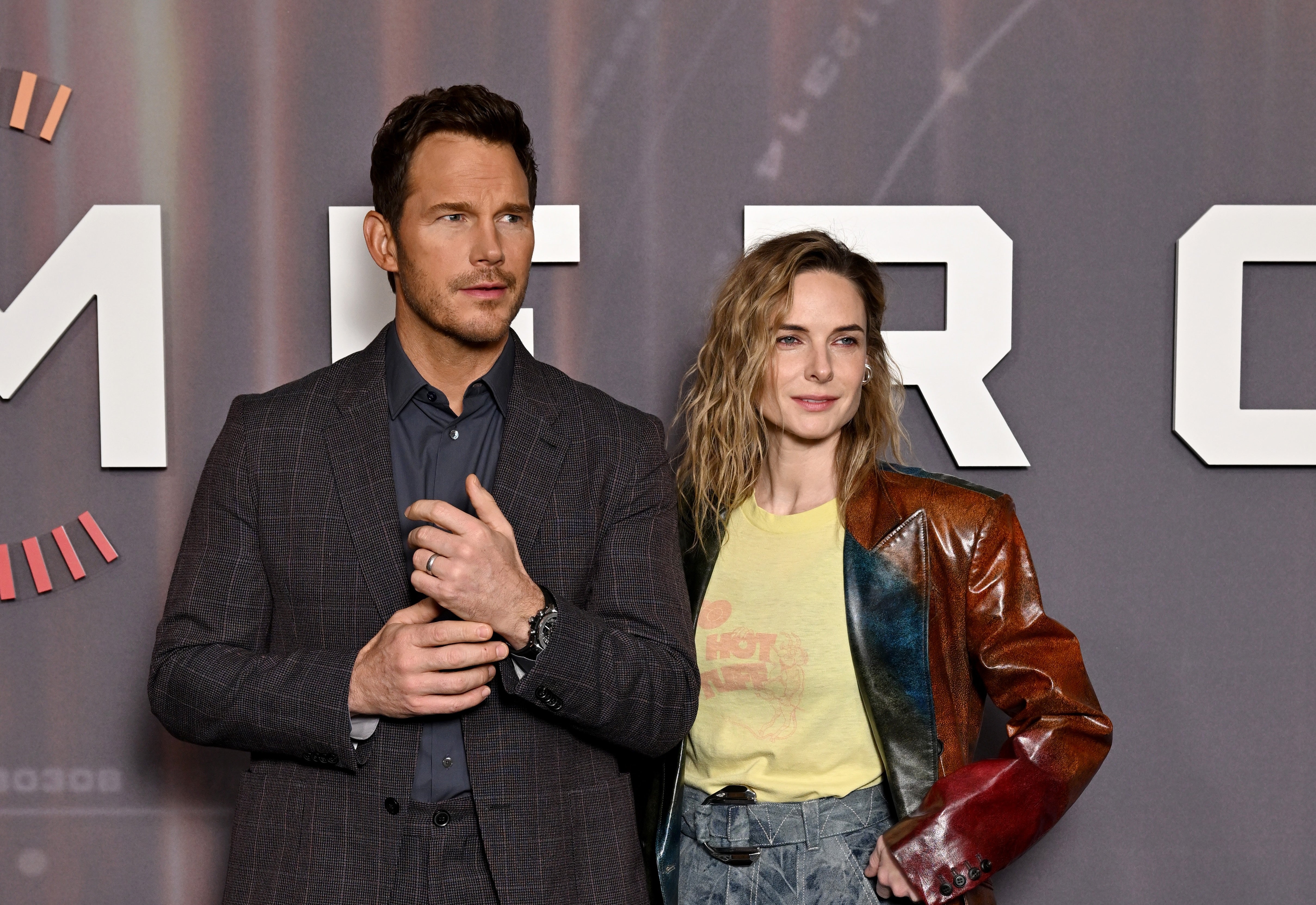 Rebecca Ferguson (à direita) co-estrela como juíza avançada de IA em 'Mercy'