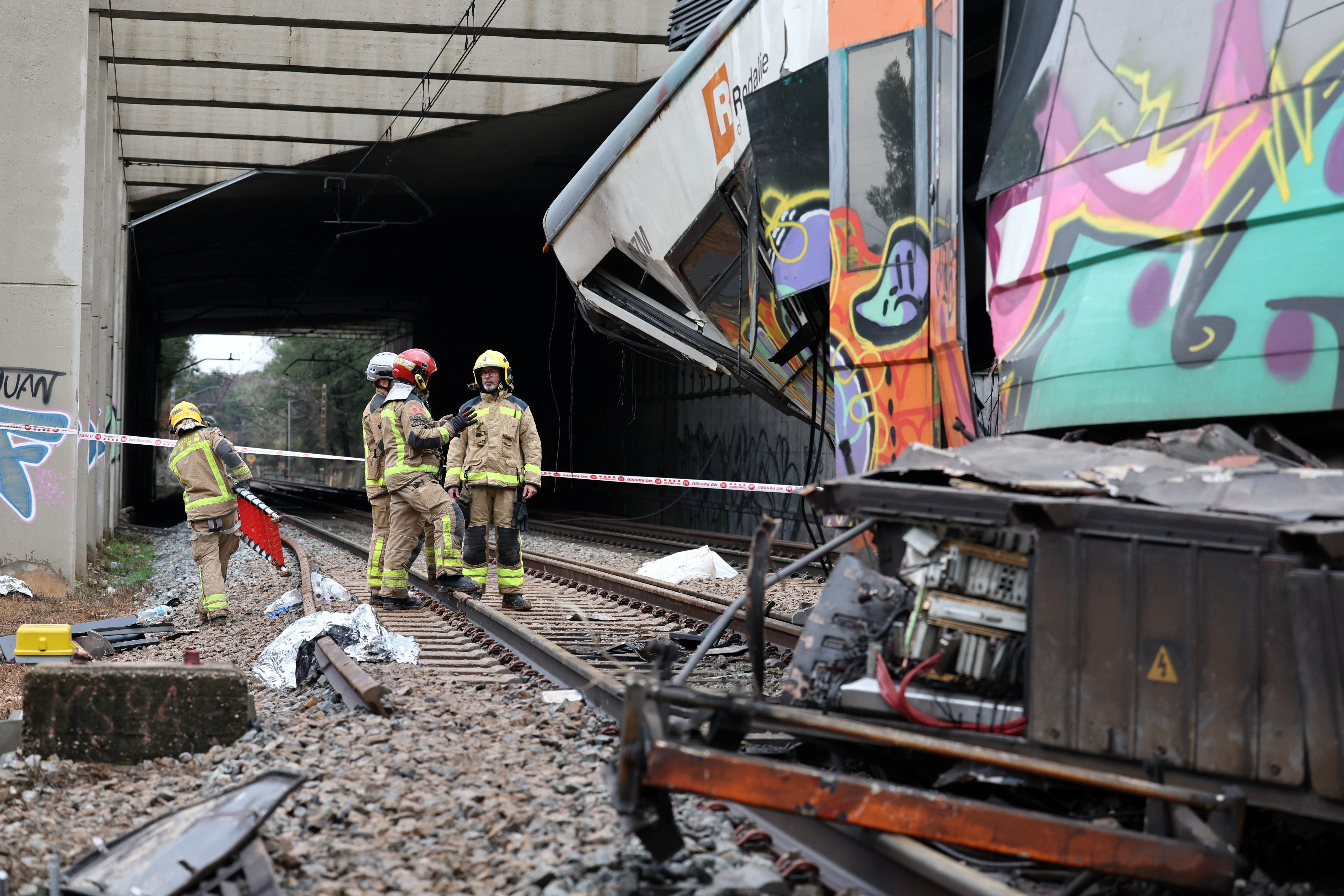 At least one person died and five were seriously injured when a regional service train collided with a collapsed wall between Sant Sadurni d'Anoia and Gelida