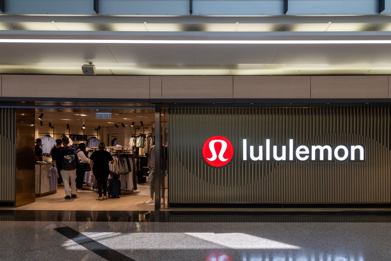 Lululemon pauses sales of leggings after customer complaints