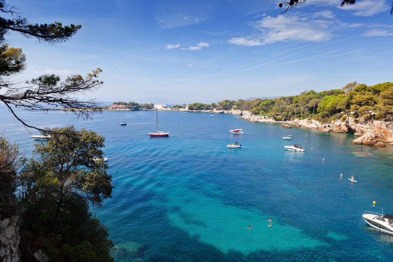 Beautiful Billionaire’s Bay (Baie des Milliardaires) on serene Cap d’Antibes