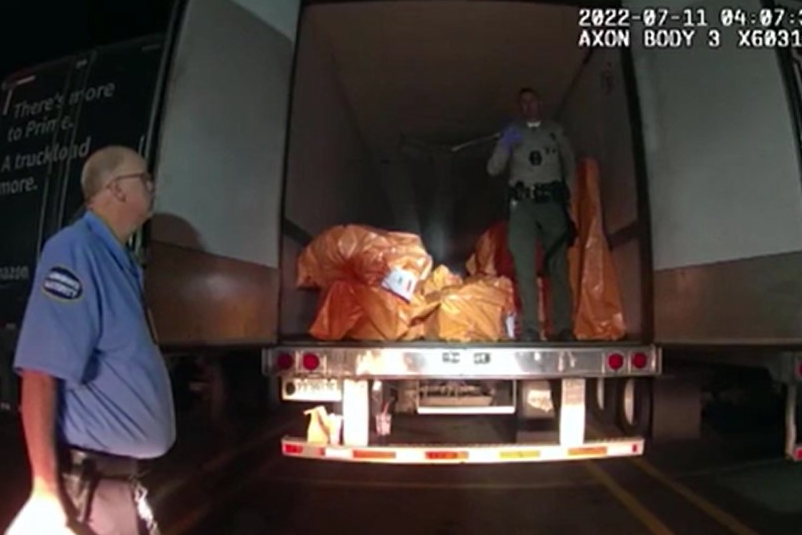 Autoridades federais surpreenderam advogados e promotores ao deportar um homem suspeito de fazer parte de um roubo de joias no valor de US$ 100 milhões em 2022 no sul da Califórnia.