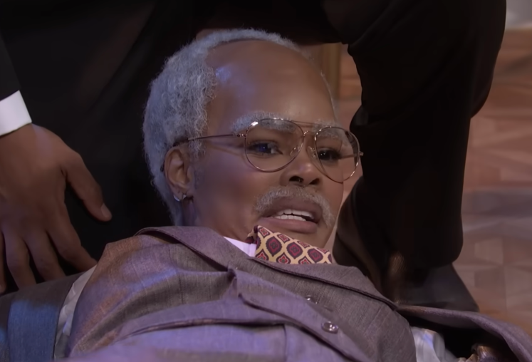 Taylor usava um boné careca e uma barriga falsa durante uma peça teatral do 'SNL' durante o episódio de 24 de janeiro.