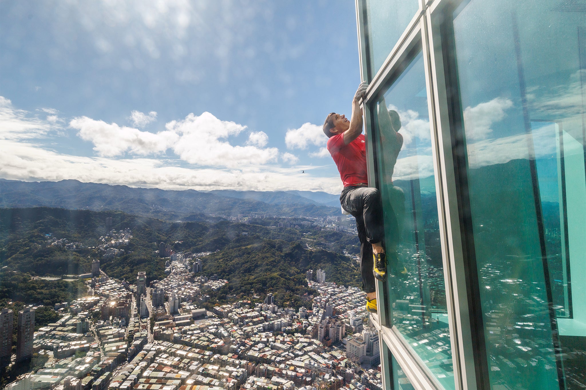 Alex Honnold climbing Tapei 101, the world’s 11th-tallest skyscraper
