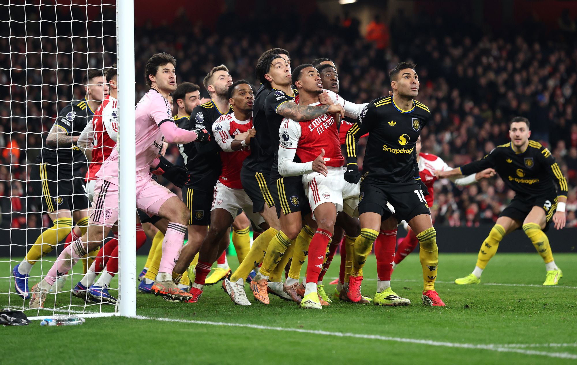 <p>Arsenal crowd out Manchester United goalkeeper Senne Lammens from a corner</p>