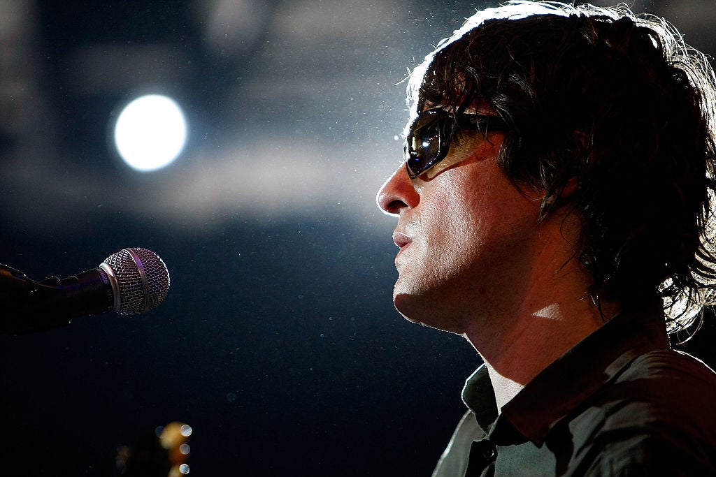 O músico Jason Pierce do Spiritualized se apresenta no Coachella 2008