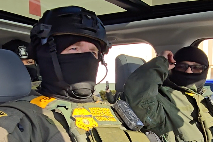 An supplier (right) uses Meta glasses to surveil protesters connected December 17 successful Evanston, Illinois. The glasses are signaling aliases taking a photograph erstwhile a achromatic ray is turned on