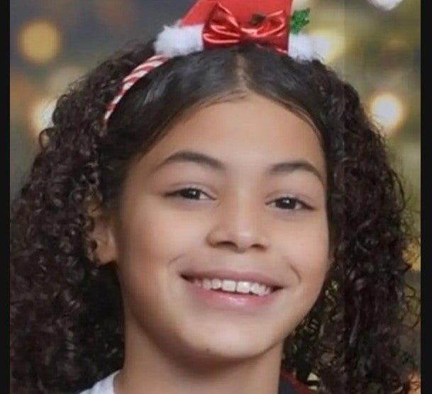 Carla Garcia (à esquerda), que enfrenta acusações de homicídio culposo pela morte de sua filha Mimi (foto), supostamente pediu a Jacqueline Golette, de 22 anos, que fingisse ser a criança durante uma ligação do Zoom com o DCF, meses após a morte da jovem de 11 anos.