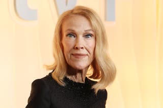 Catherine O'Hara, retratada aqui no Emmy de 2025, morreu sexta-feira aos 71 anos