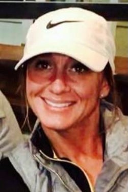 公式文書によると、オクラホマ州の16歳の少年が、養母スプリング・ウィームズさん（写真）が撲殺され、ゴミ箱に詰め込まれているのが発見された後、逮捕された。