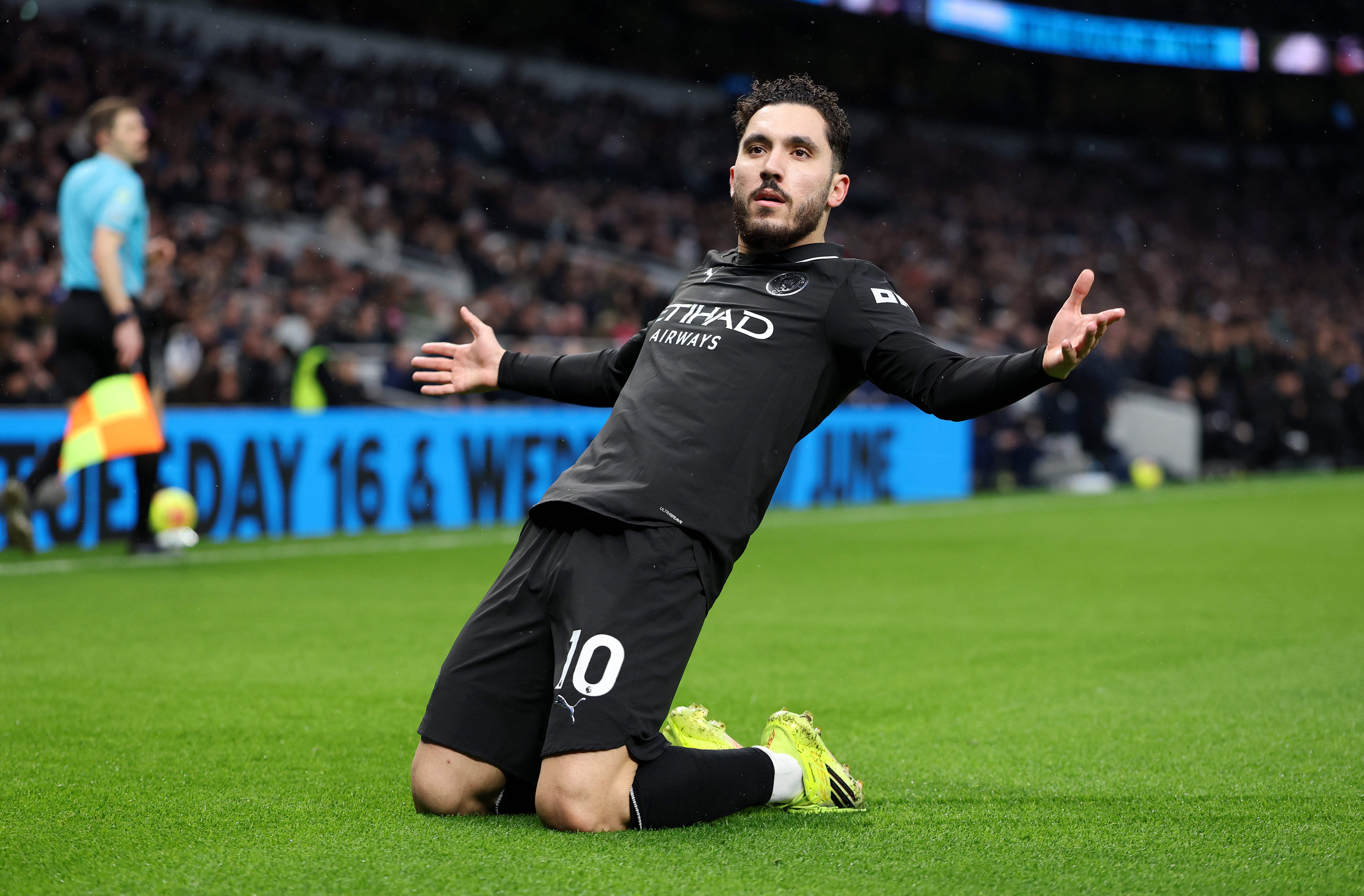 Rayan Cherki fired Manchester City in front