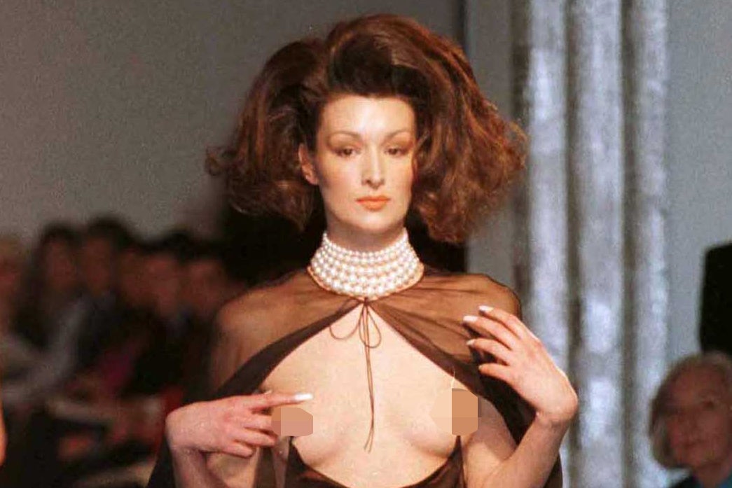 A musa de Mugler, Erica Vanbriel, foi a primeira a modelar o vestido em 1998.