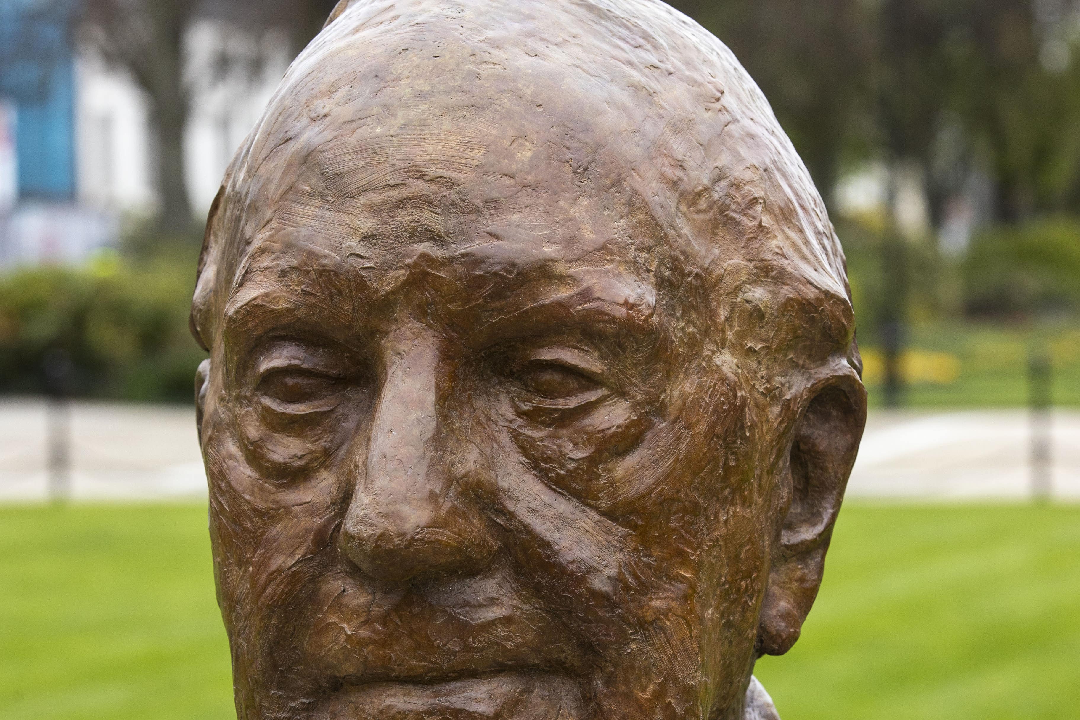 A bust of former senator George Mitchell is to be removed from the grounds of Queen’s University in Belfast