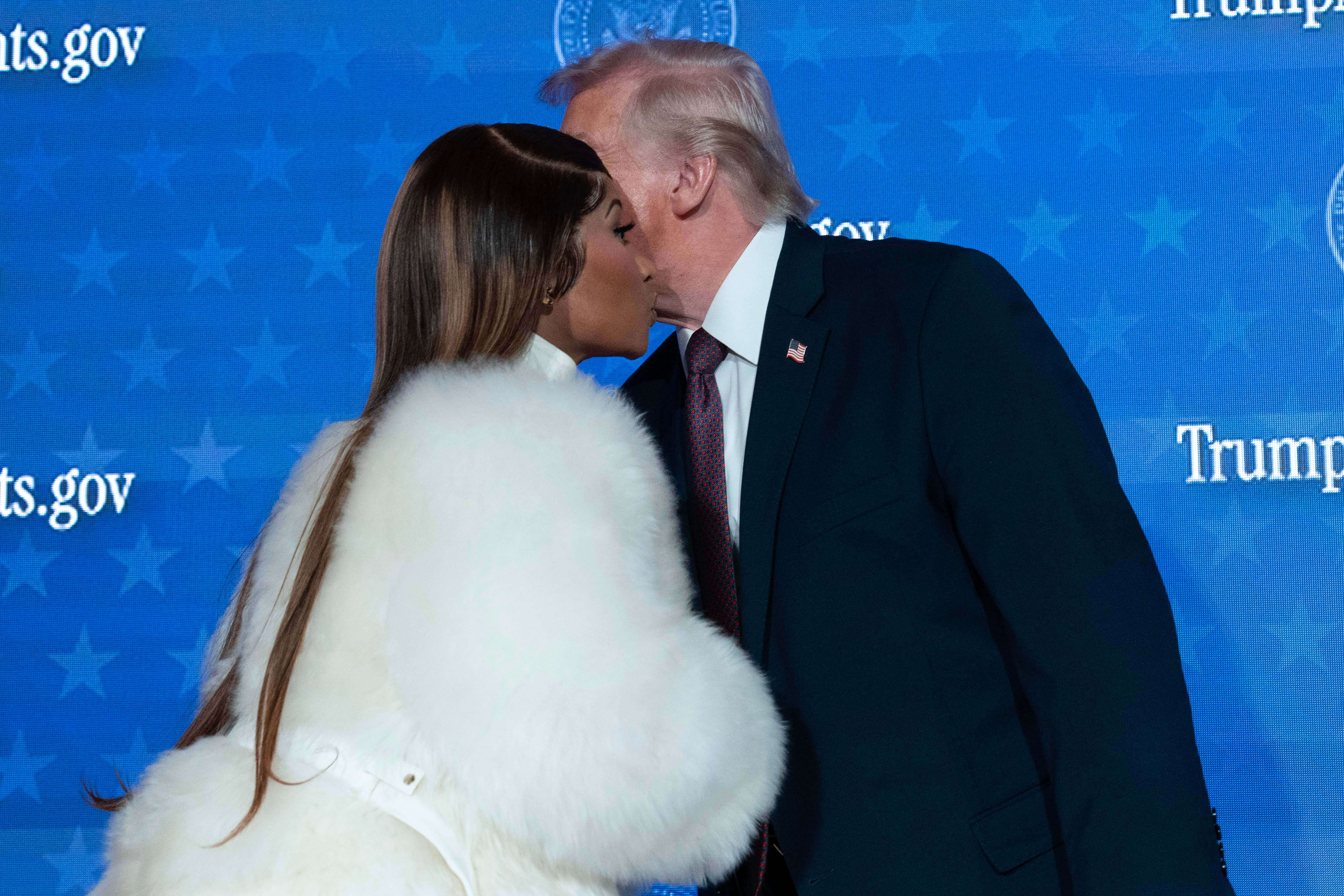 Председник Доналд Трамп поздравља Ники Минај на сцени током догађаја за Трампове налоге