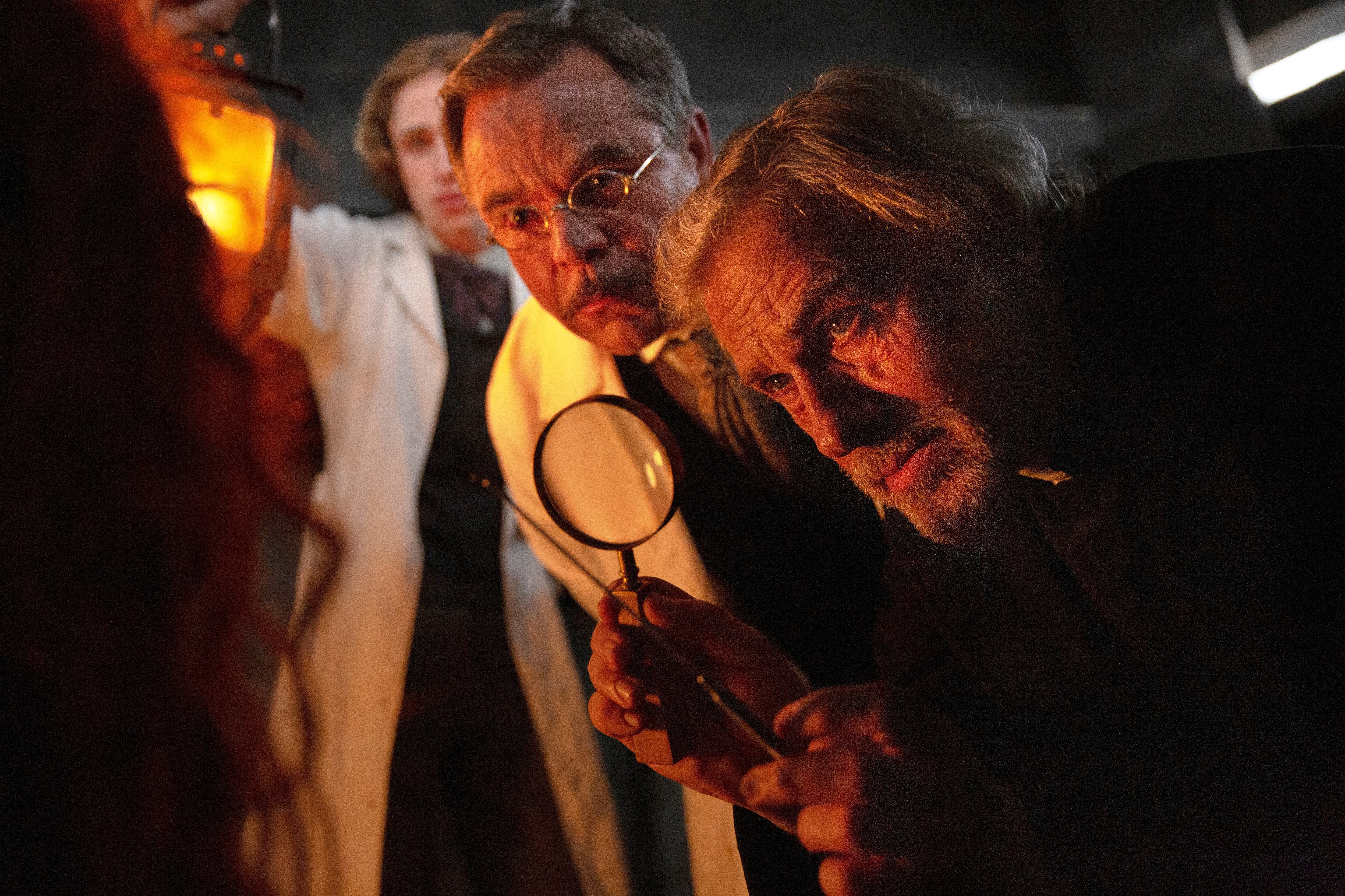 Кристоф Валц, Гијом де Тонкедек и Рафаел Лус, у сцени из Дракуле