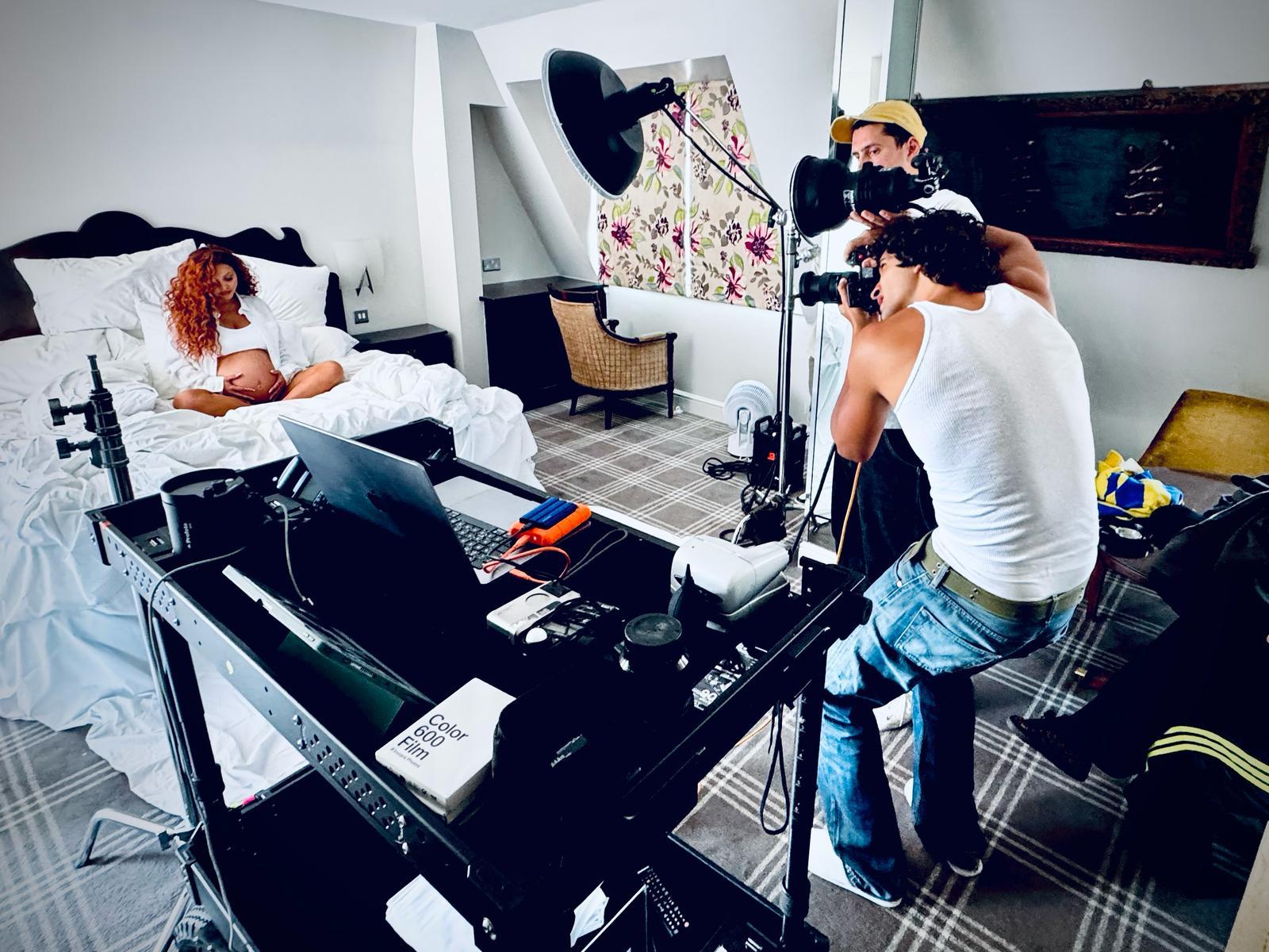 Nelson participando de ensaio fotográfico de gravidez em casa.