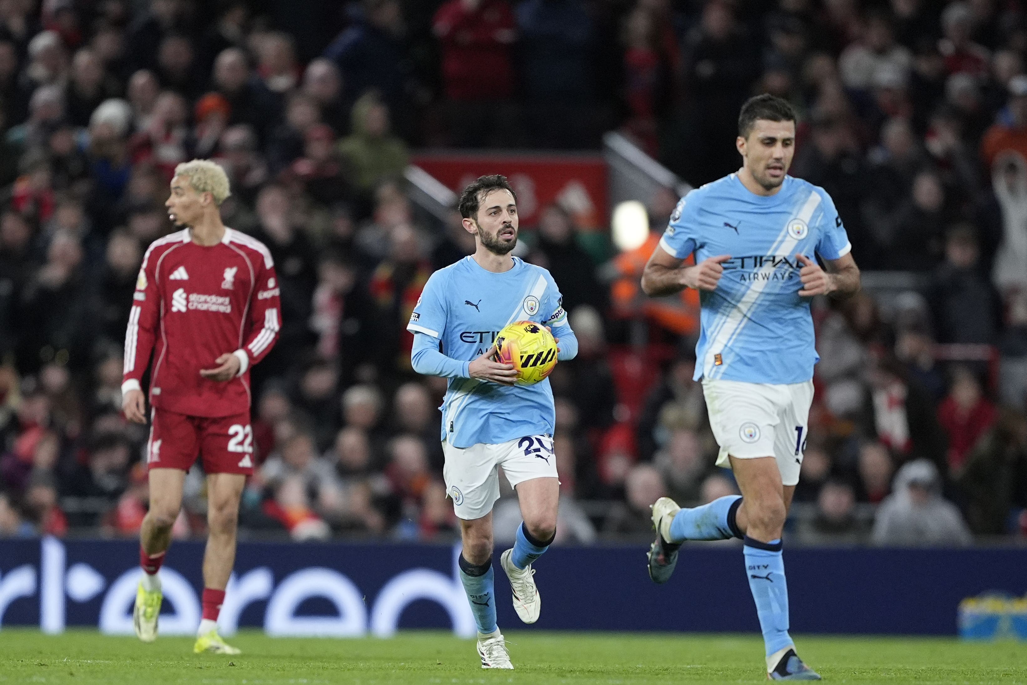 Bernardo Silva, centre, scored in Manchester City’s dramatic win (Peter Byrne/PA)