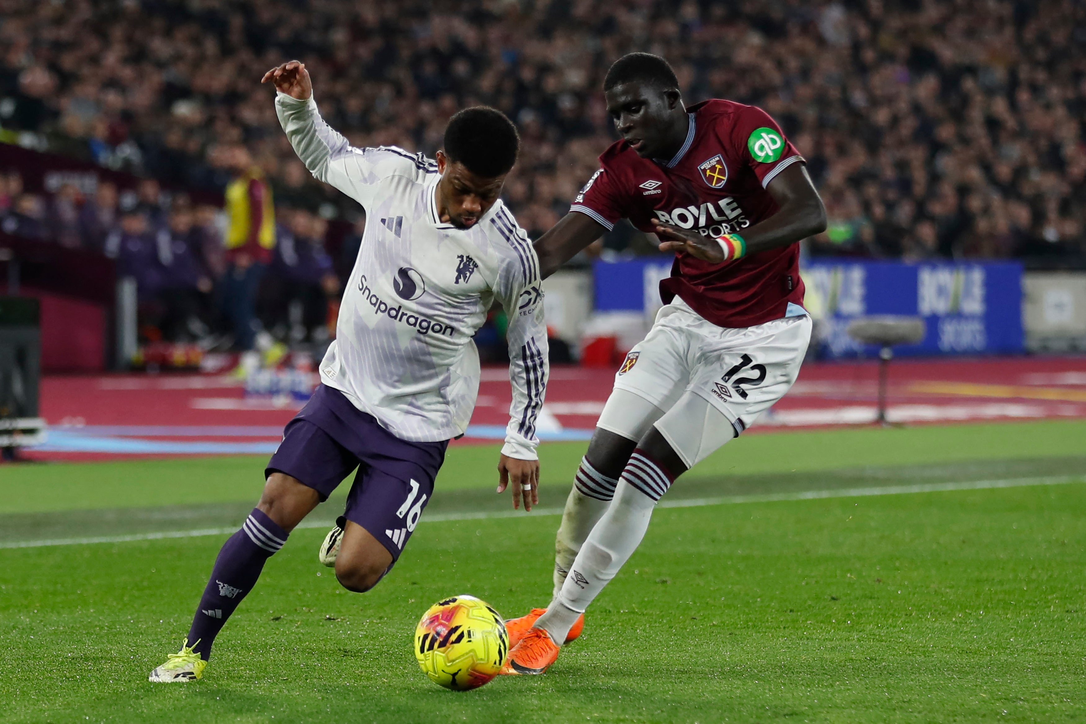 Man United find it hard to break West Ham down