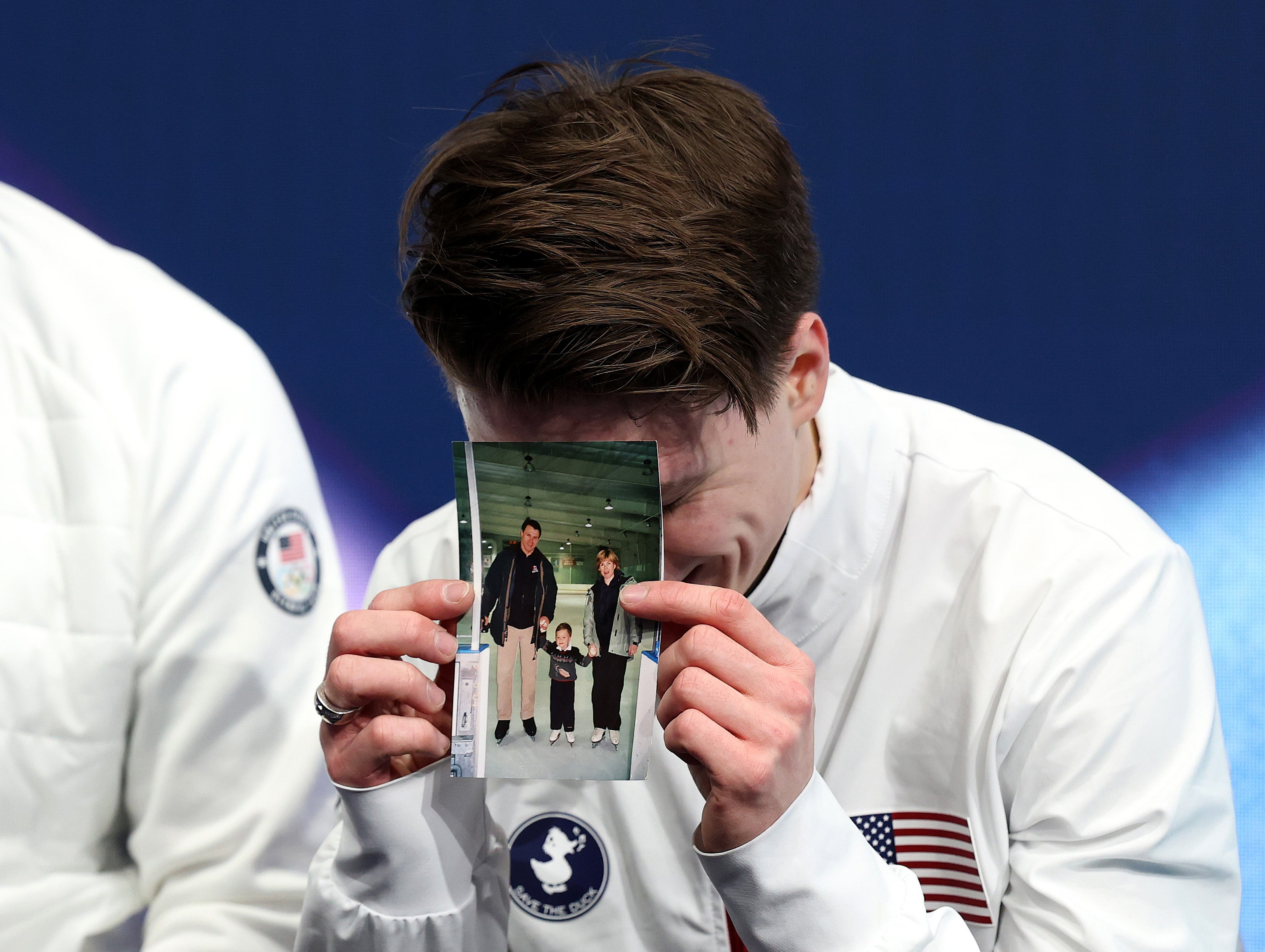 As the 24-year-old awaited his score, he held up a childhood photograph of himself holding hands with his parents, prompting cheers from spectators at the Milano Ice Skating Arena