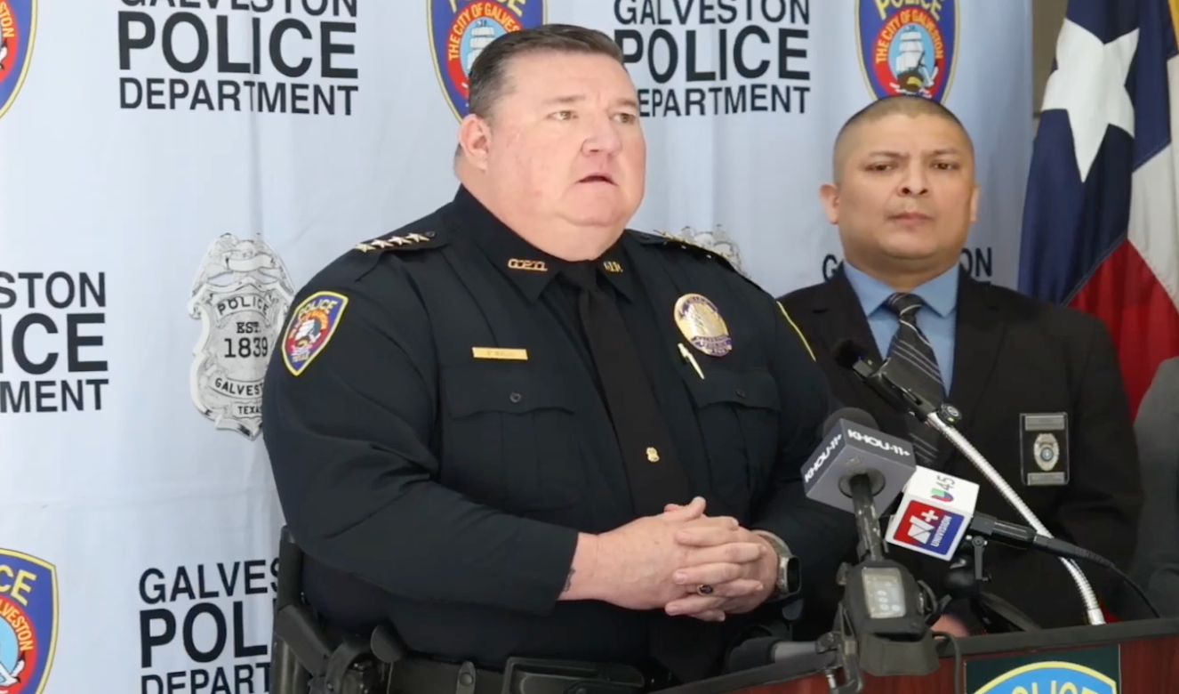 O chefe da polícia de Galveston, Doug Bali, disse que os agentes encontraram a menina desaparecida através de um ‘ping’ no seu telemóvel que os levou até à zona do hotel.