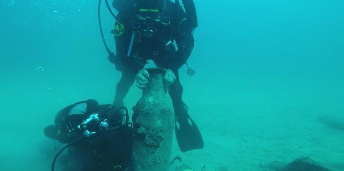 Divers with an amphora from the wreck