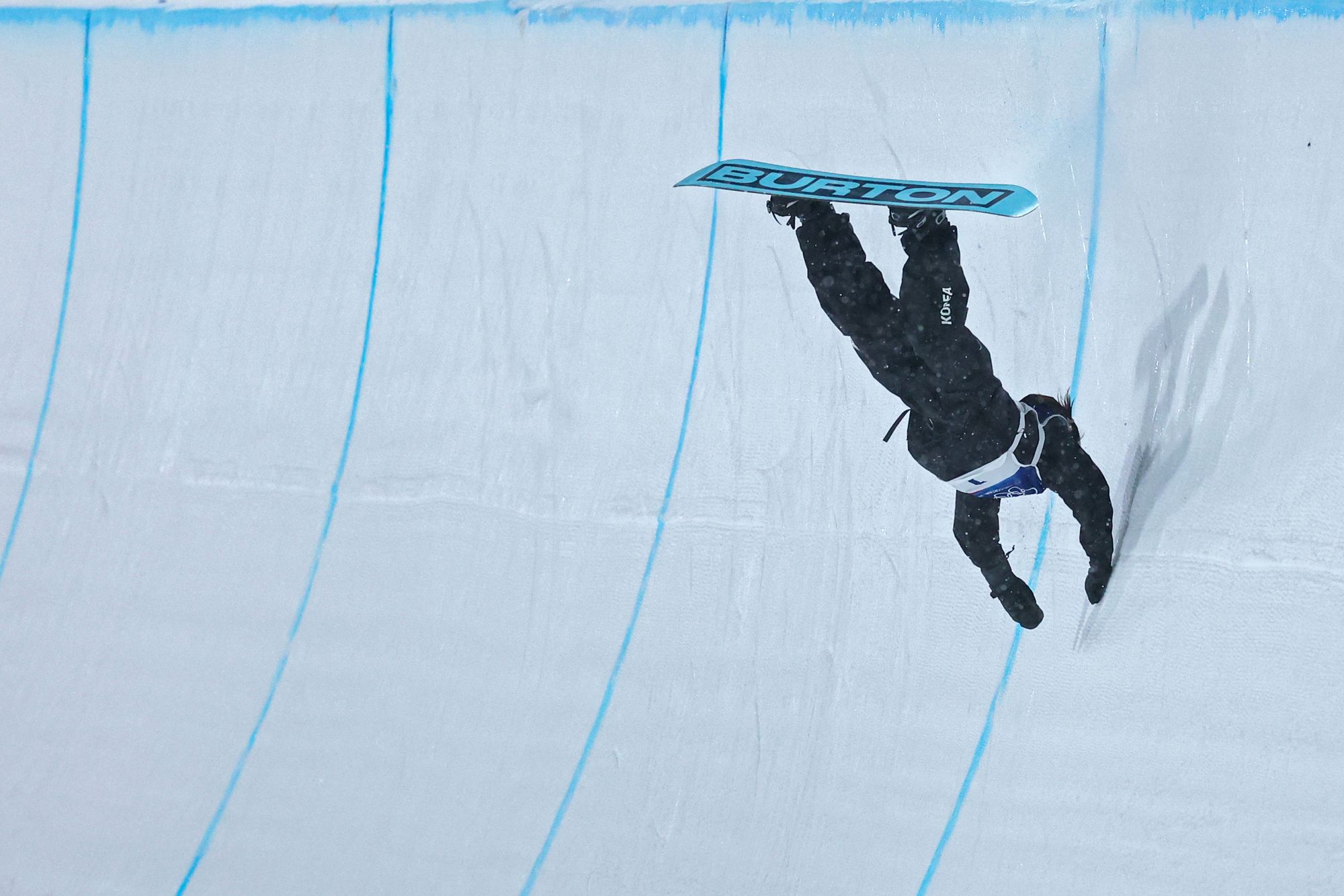 Gaon Choi crashes during the halfpipe final
