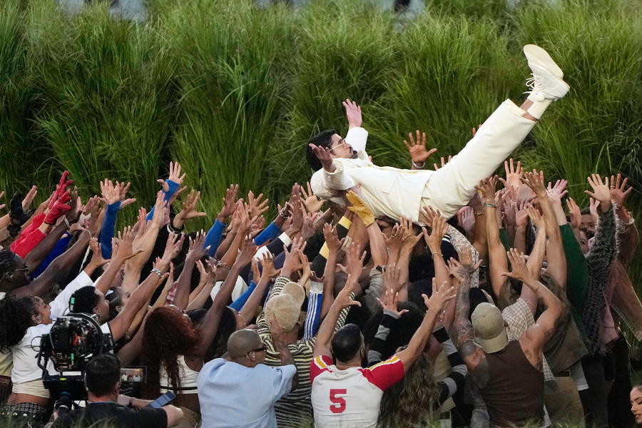 Сваки костим укључује зелени дукс који се носи испод масивне травнате костиме, плус руке прекривене травом које су учиниле извођаче у емисији Бад Бунни'с Супер Бовл ЛКС на полувремену готово непрепознатљивим