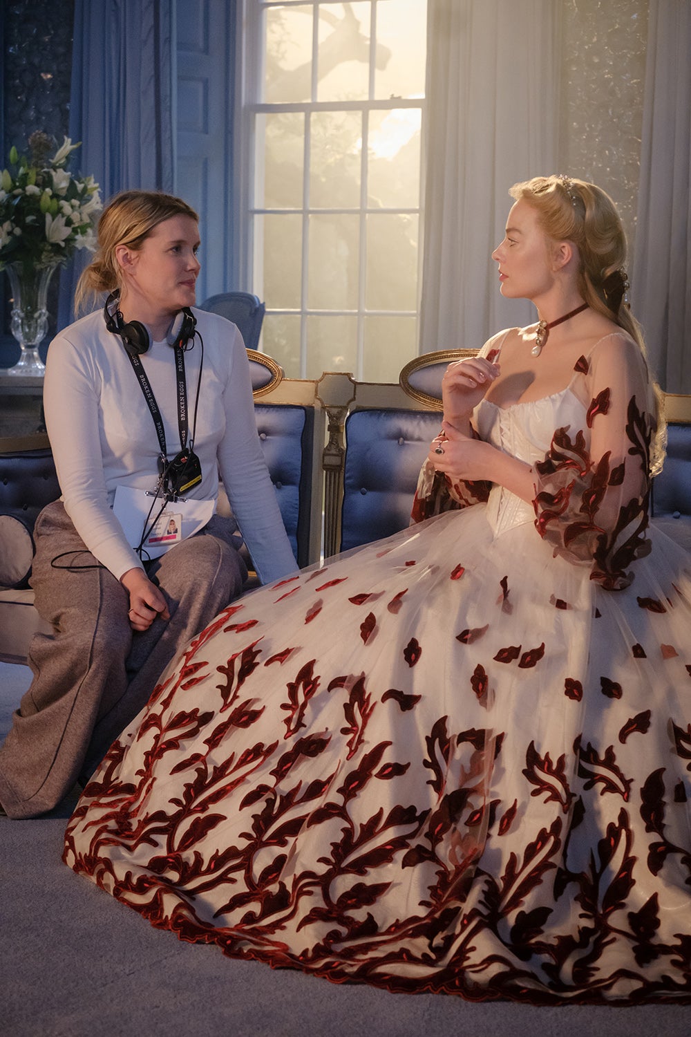 Емералд Феннелл режира Маргот Роббие на сету 'Вутхеринг Хеигхтс'