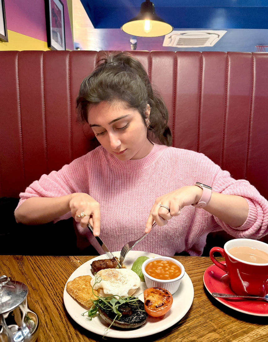 Queenie enjoys a pre-dawn breakfast at VQ