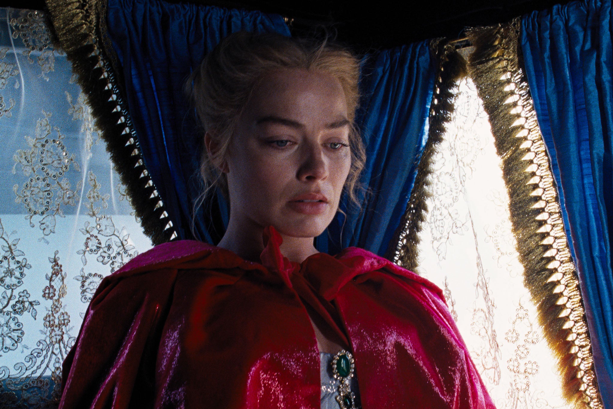 Маргот Роби као Кети у филму 'Вутхеринг Хеигхтс'