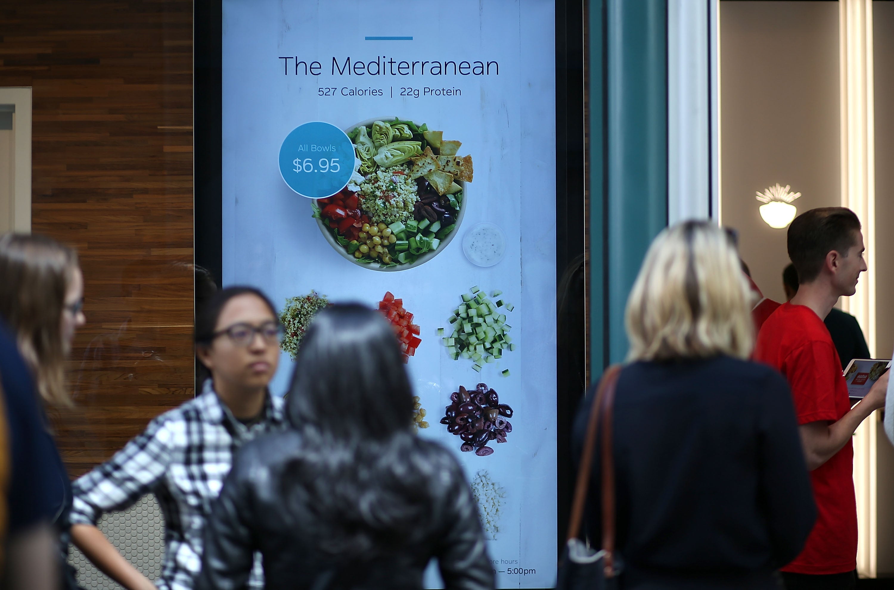 Adding quinoa to a salad or starting the day with a bowl of oatmeal is enough to feel the benefits of whole grains