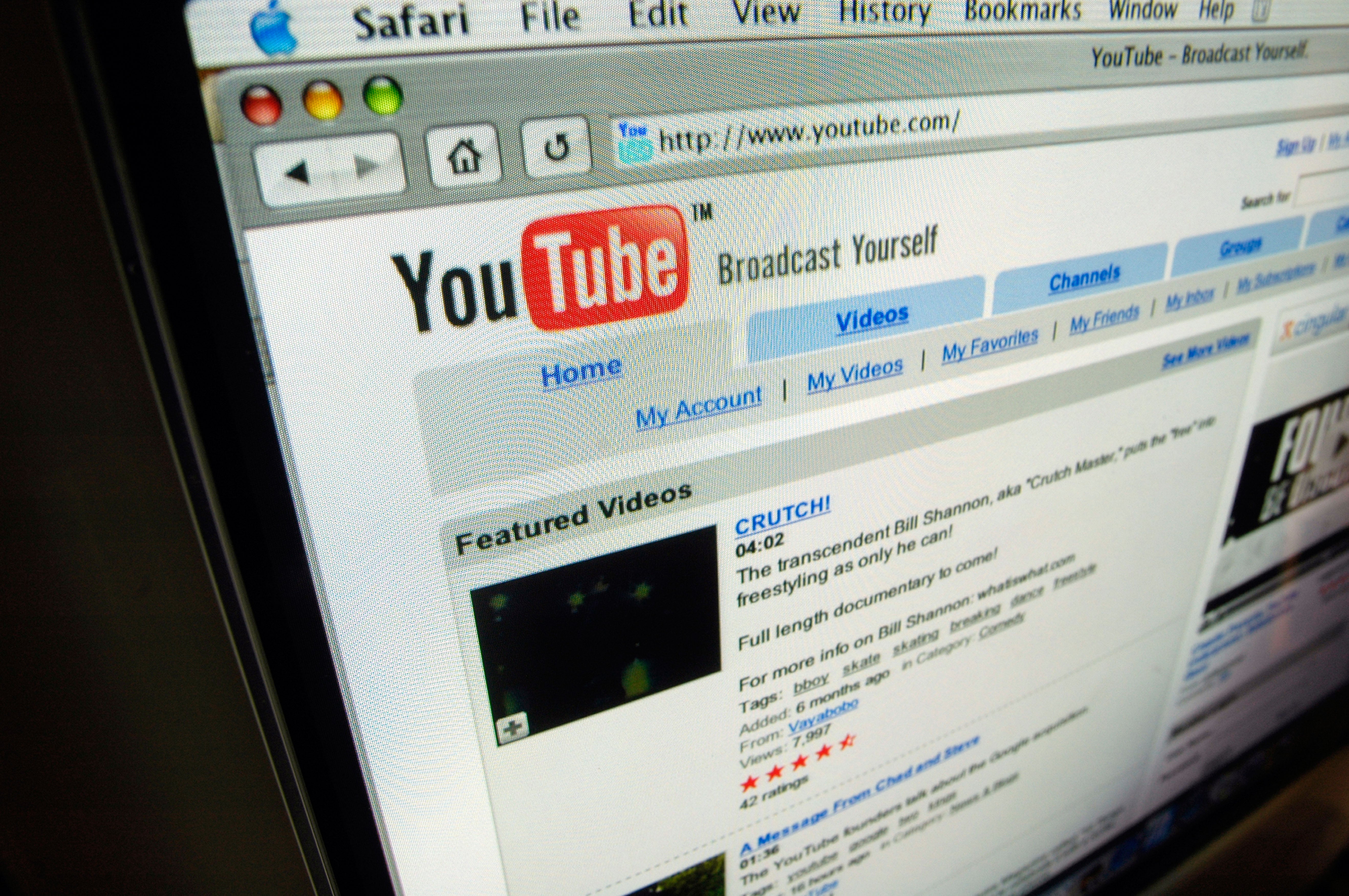 Почетна страница ИоуТубе-а приказана на екрану рачунара у октобру 2006